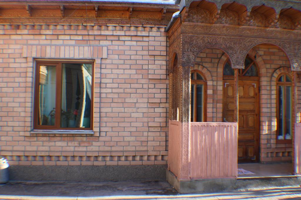 Hostel Ilbirs Karakol Exterior foto